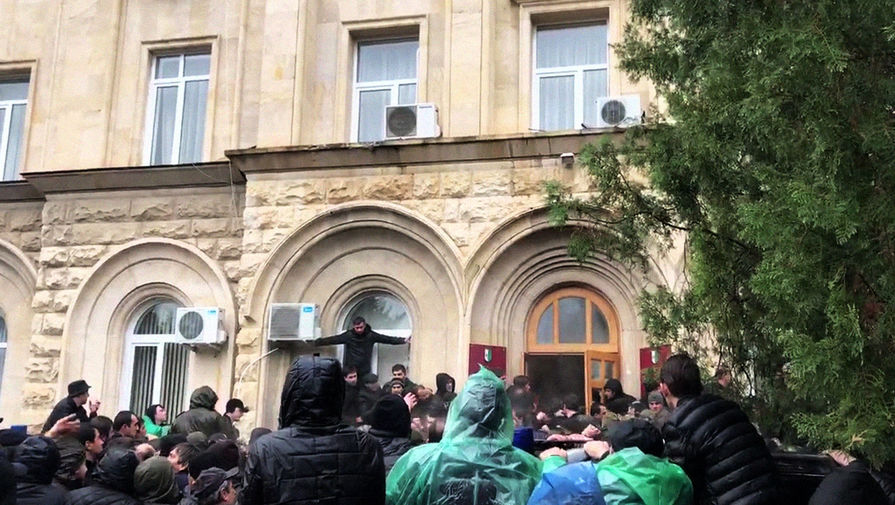 В администрации президента Абхазии протестующие захватили оружие