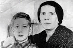 Владислав Крапивин с мамой Ольгой Петровной, 1950 год