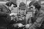 Передовые сборщики главного конвейера камского объединения по производству большегрузных автомобилей «КамАЗ», 1976 год