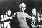 Фильм, в котором французский актер Ив Монтан кукарекает, а Мэрилин Монро танцует с шестом: в 1960 году на экраны вышел один из самых откровенных фильмов с актрисой — «Займемся любовью». Известно, что Монро не понравился сценарий, но она была вынуждена сыграть в ленте из-за контракта со студией. На фото Мэрилин Монро в фильме «Займемся любовью» (1960)