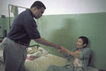 Мухаммед Али с пациентом госпиталя во Вьетнаме, 1994 год