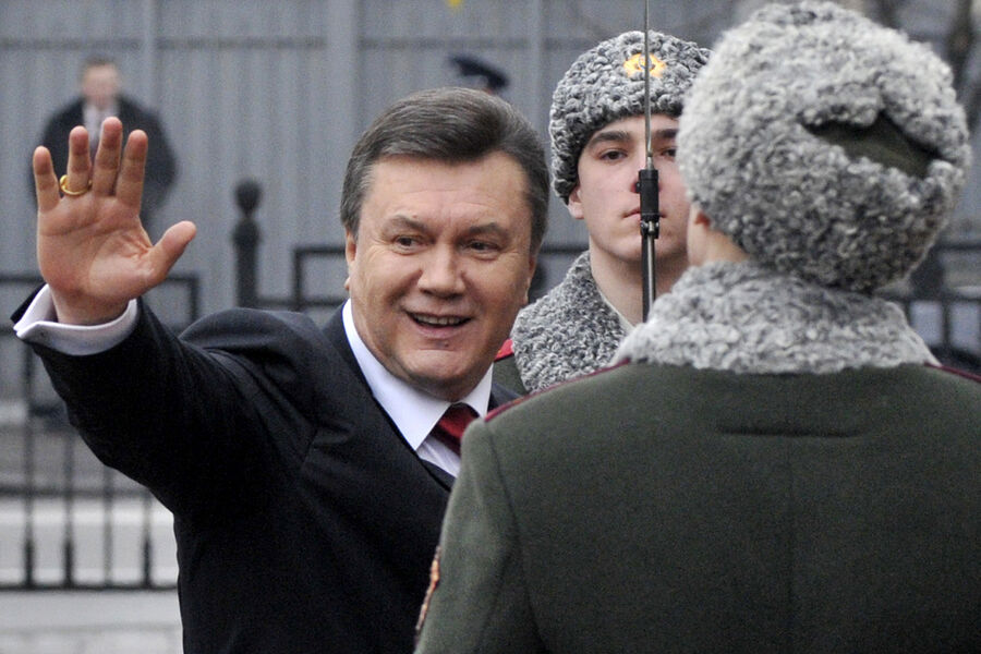 Избранный президент Украины Виктор Янукович машет своим сторонникам по&nbsp;прибытии в&nbsp;Верховную раду на&nbsp;церемонию приведения к&nbsp;присяге в&nbsp;Киеве, 25&nbsp;февраля 2010&nbsp;года