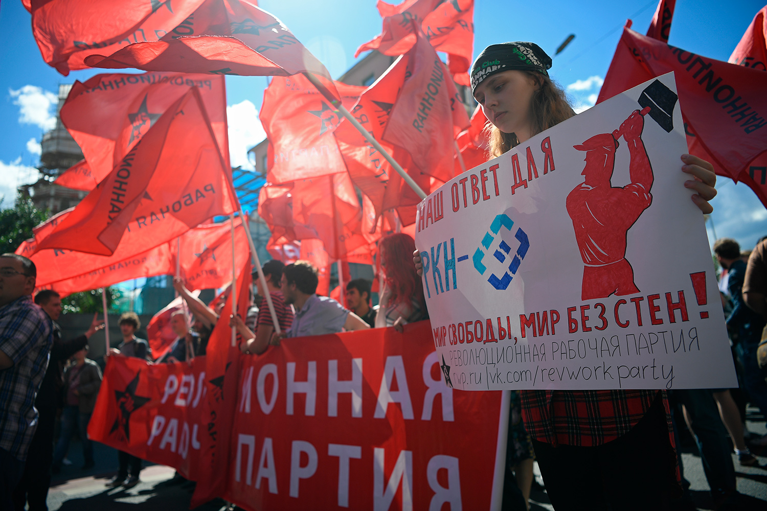 Участники на марше «За свободный интернет» в Москве, 23 июля 2017 года