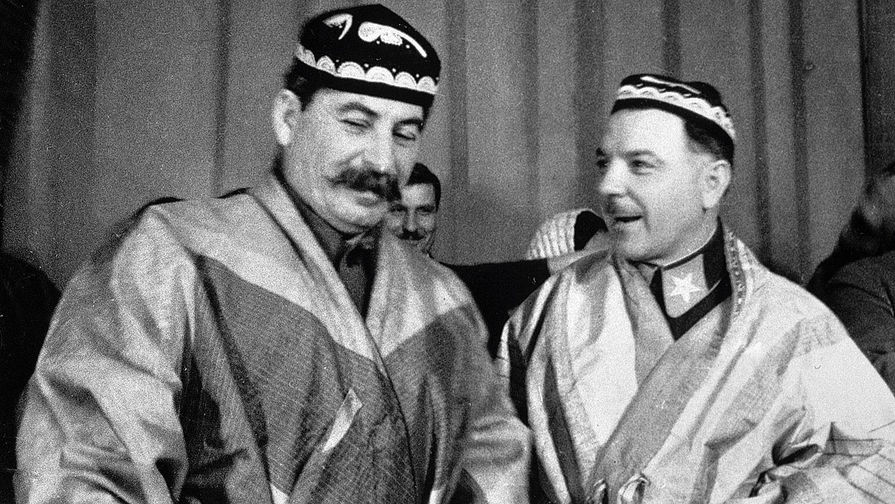 Иосиф Сталин и Климент Ворошилов в национальных костюмах, подаренных им делегатами - участниками совещания передовых колхозников Туркмении и Таджикистана, 1935 год