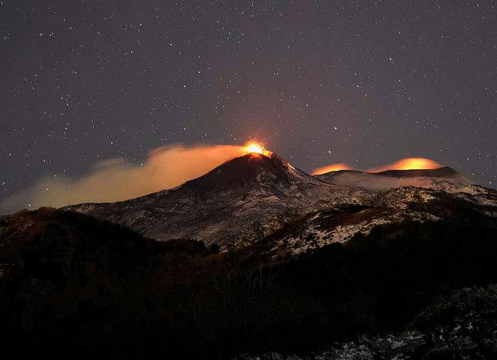 Извержение вулкана Этна на Сицилии, 15 февраля 2021 года