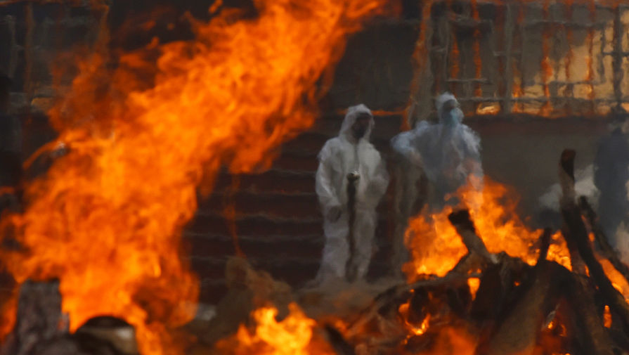 Массовая кремация жертв пандемии в Дели