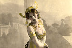 В Индонезии Маргарита увлеклась местными танцами. В 1897 году в одном из писем к родственникам в Голландии она впервые упомянула о своем псевдониме — Мата Хари («Мата» по-малайски — глаз, «Хари» — день)
