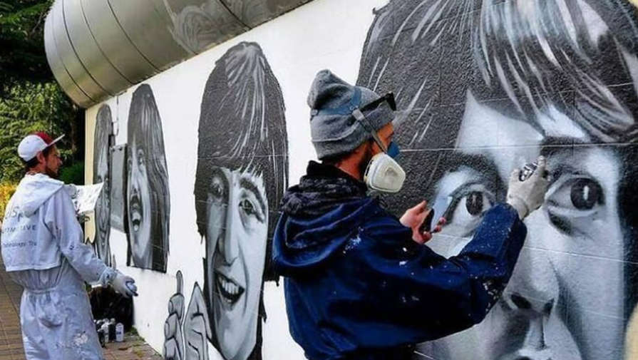 Граффити с The Beatles в Сочи заменят портретами участников "Молодой гвардии" 