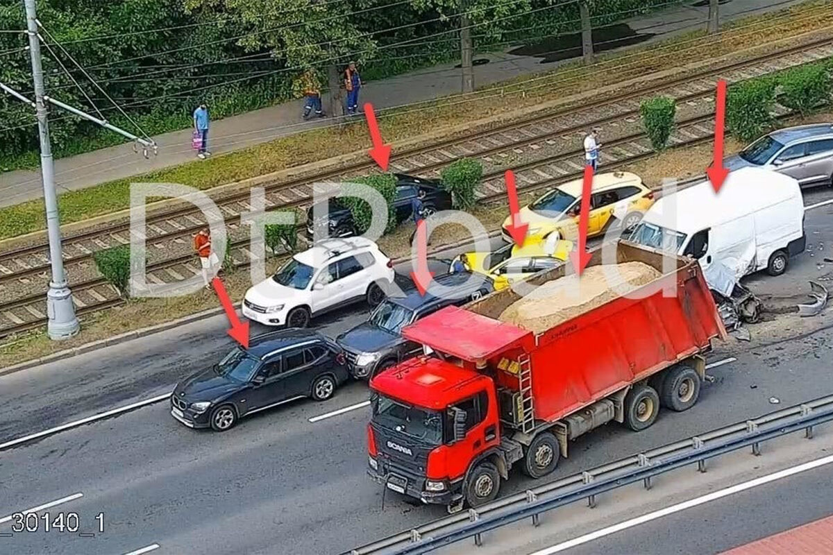 В Москве столкнулись шесть автомобилей, включая самосвал и такси -  Газета.Ru | Новости