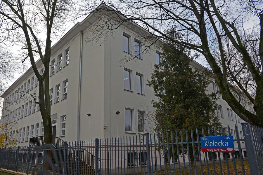 Здание школы по адресу: Келецкая, дом 45 в Варшаве