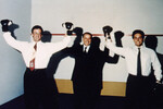 Актер Сильвестр Сталлоне (слева), Сильвио Берлускони (в центре) и его сын Пьер Сильвио Берлускони в боксерских перчатках в Милане, Италия, 1993 год
