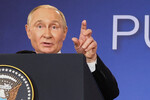 Президент РФ Владимир Путин во время пресс-конференции с президентом США Дональдом Трампом на военной базе Эльмендорф, Аляска, 16 августа 2025 года