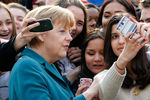 Ангела Меркель делает селфи со школьниками в Берлине, март 2014 года
