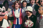 Микки Мауc и японский император Хирохито с принцессой Нагако во время визита королевской четы в Диснейленд в Анахайме, Калифорния, 1975 год