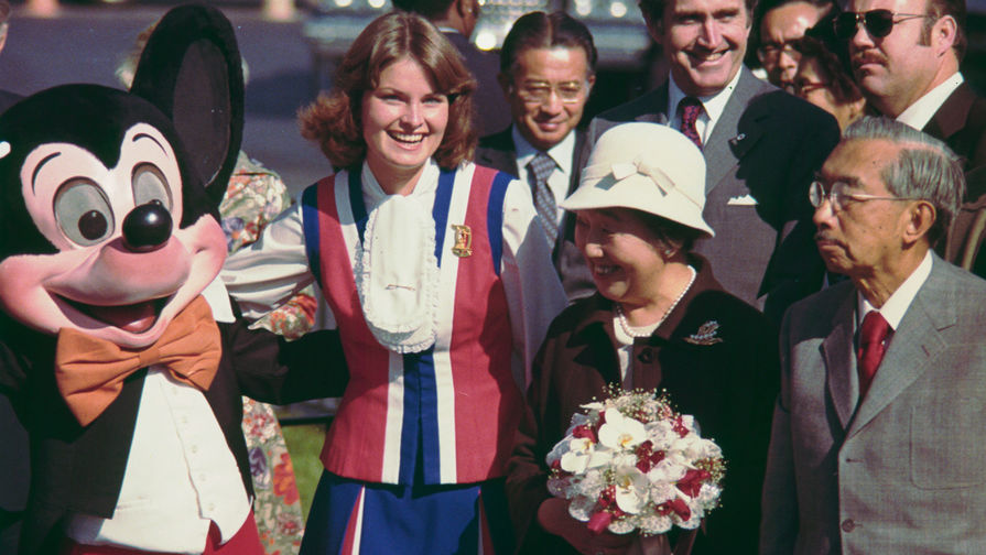 Микки Мауc и японский император Хирохито с принцессой Нагако во время визита королевской четы в Диснейленд в Анахайме, Калифорния, 1975 год