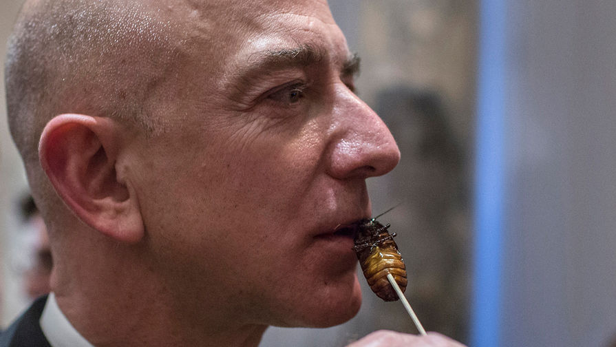 Глава Amazon Джефф Безос с тараканом во время мероприятия в Нью-Йорке, 2014 год