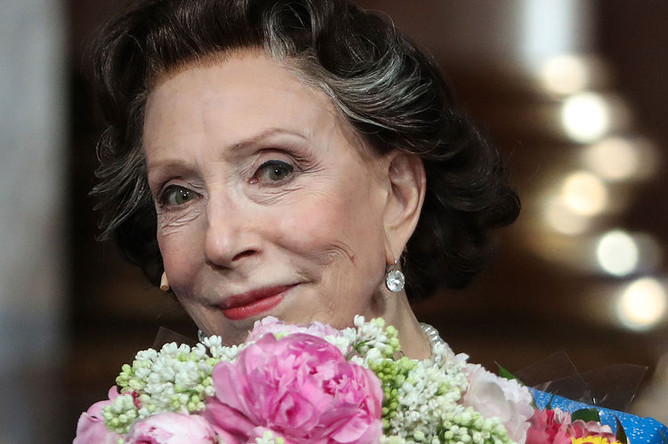 Актриса Инна Чурикова (Королева Елизавета II) по окончании предпремьерного показа спектакля «Аудиенция» по пьесе Питера Моргана в постановке Глеба Панфилова в Государственном Театре Наций, 2017 год