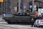 Танк Т-14 «Армата» перед началом репетиции военного парада на Красной площади, посвященного 74-й годовщине Победы в Великой Отечественной войне, 29 апреля 2019 года