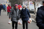 Женщины с продуктами в центре Алма-Аты, 10 января 2022 года