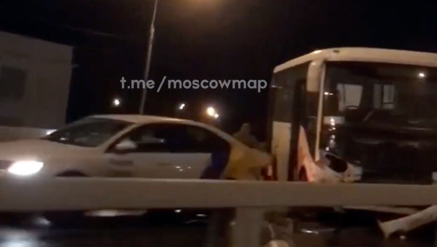 ДТП с участием десятков автомобилей произошло на Рябиновой улице в Москве