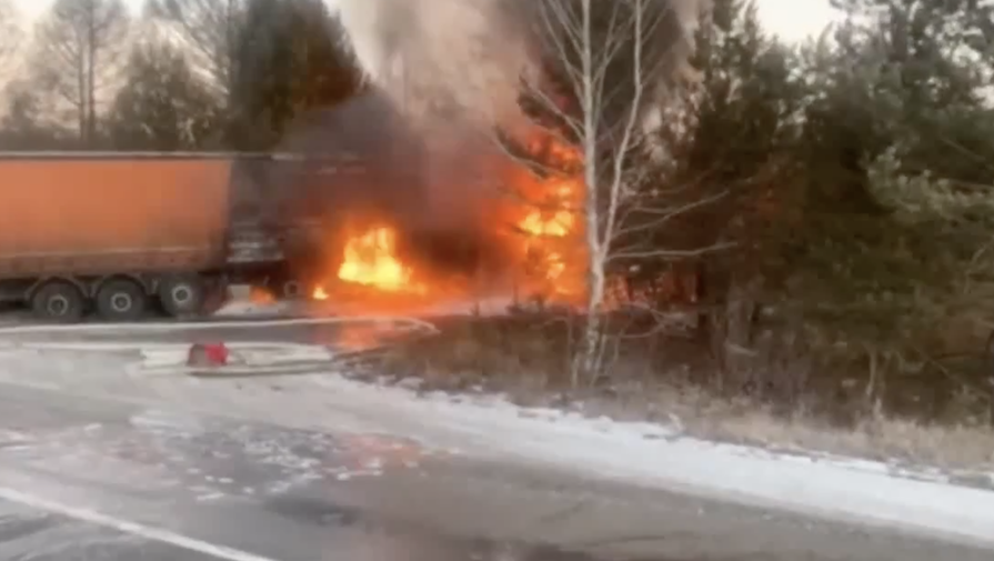 В Иркутской области грузовик загорелся из-за перегрева тормозов
