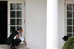 15 марта. Президент США Барак Обама подзывает свою собаку у Белого дома в Вашингтоне.