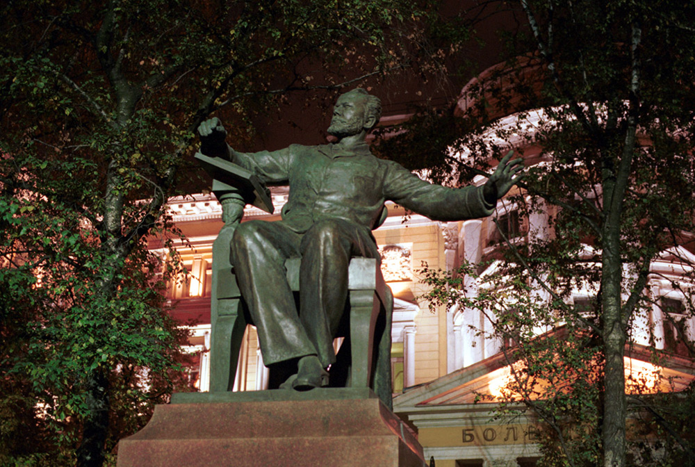 Памятник П.И. Чайковскому около здания Московской консерватории