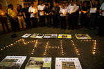 Люди держат свечи в память о погибших, Куала-Лумпур, Малайзия