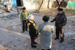 Мэр Первомайска Евгений Ищенко общается с жителям разрушенного дома