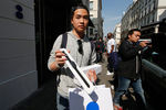 Покупатель с часами Apple Watch в Париже