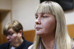 Певица Юлия Дьякова, хозяйка собаки и потерпевшая, перед рассмотрением дела Виктории Павленко, обвиняемой в краже собаки-поводыря, в Гагаринском суде