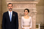 Король Испании Филипп и королева Летиция во время церемонии в Королевском дворце в Мадриде