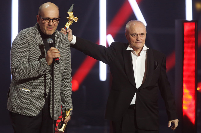 Режиссер Денис Евстигнеев и режиссер Вячеслав Никифоров, получивший премию в номинации «Лучший телефильм или мини-сериал» («Палач»)