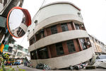 Одно из зданий, поврежденных в результате землетрясения на юге Тайваня