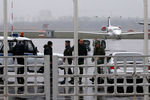 Сотрудники правоохранительных органов в аэропорту, где при посадке разбился пассажирский самолет Boeing 737-800 авиакомпании FlyDubai, следовавший по маршруту Дубай — Ростов-на-Дону