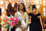 «Мисс США» Дешона Барбер (в центре)