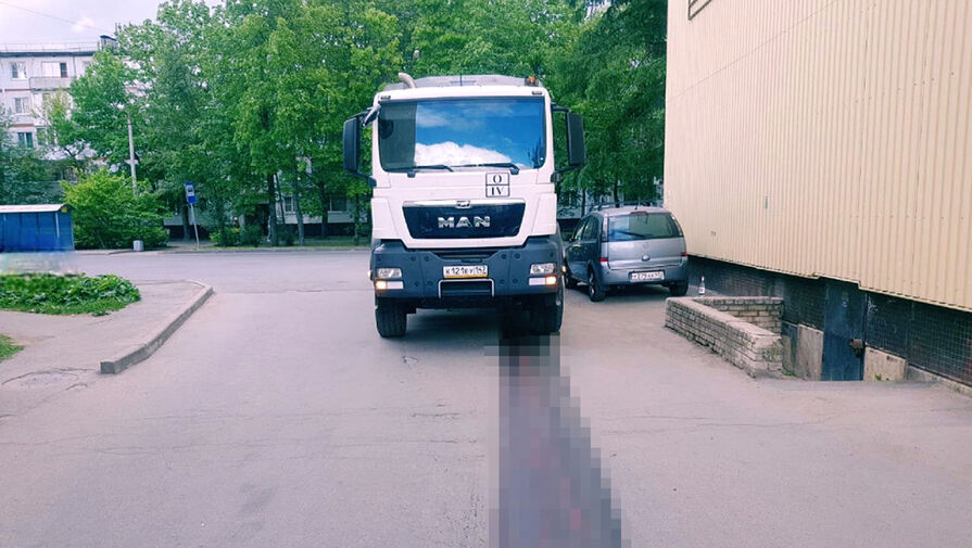 В Ленобласти грузовик раздавил пенсионера и протащил его по дороге