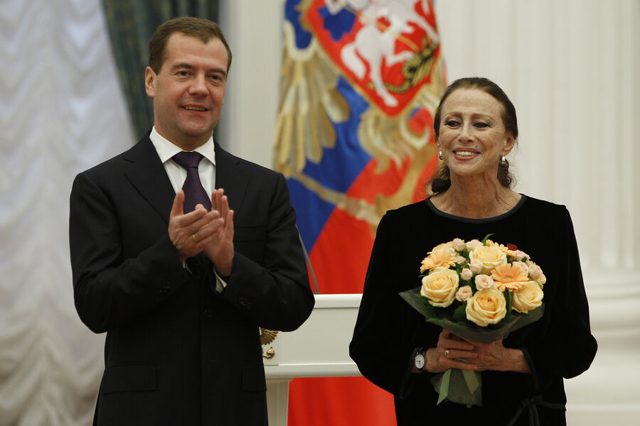 Президент РФ Дмитрий Медведев и балерина Майя Плисецкая, награжденная орденом &laquo;За заслуги перед&nbsp;Отечеством&raquo; IV степени, на&nbsp;церемонии вручения государственных наград в&nbsp;Кремле, 31&nbsp;октября 2011&nbsp;года