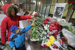 Москвичи возлагают цветы к посольству Кубы