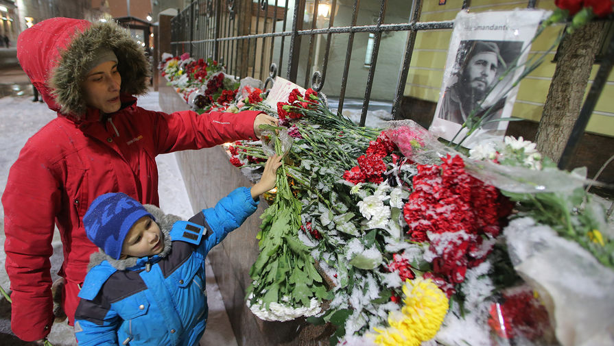 Москвичи возлагают цветы к&nbsp;посольству Кубы