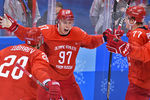 Игроки сборной России радуются забитой шайбе в финальном матче Россия - Германия по хоккею среди мужчин на XXIII зимних Олимпийских играх