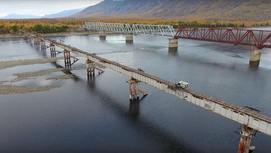 Пересечение моста через реку Витим, 2016 год. Кадр из <a href=