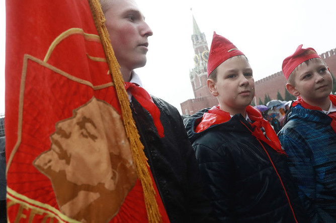 Школьники во время торжественного приема в пионеры на Красной площади, 20 мая 2018 года