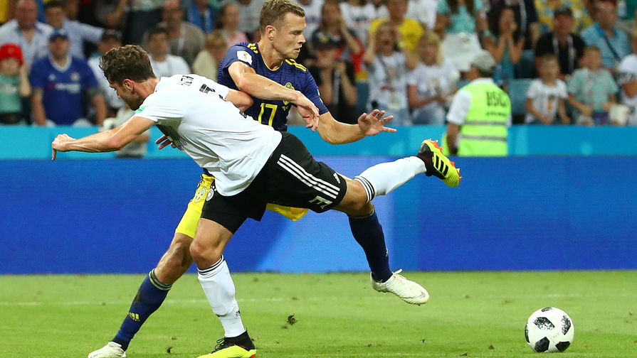 Во время матча группового этапа чемпионата мира по футболу между сборными Германии и Швеции в Сочи, 23 июня 2018 года
