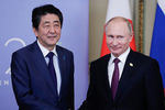 Премьер-министр Японии Синдзо Абэ и президент РФ Владимир Путин (слева направо) во время встречи в рамках 13-го саммита лидеров стран «Группы двадцати», 1 декабря 2018 года