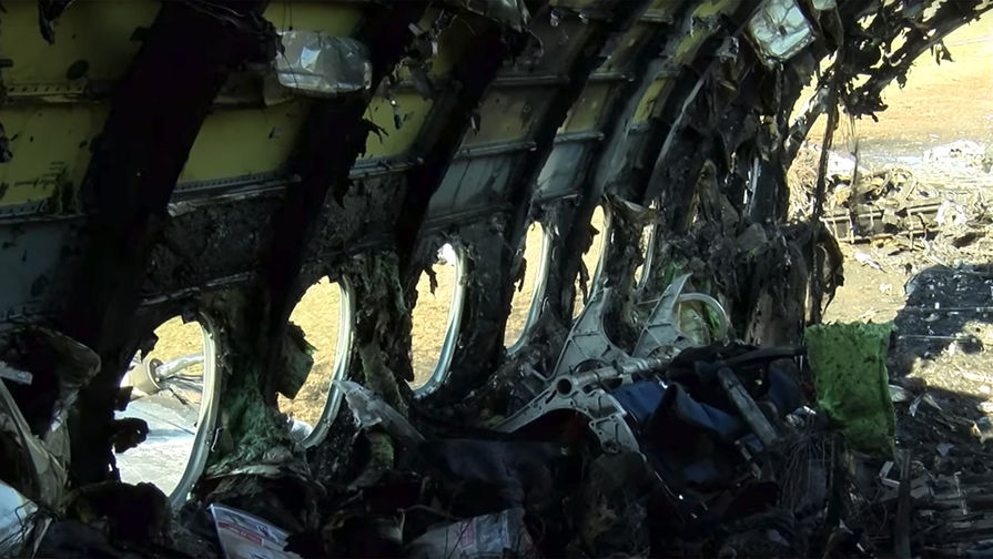 Фрагменты самолета Sukhoi Superjet 100 авиакомпании &laquo;Аэрофлот&raquo; на&nbsp;следующий день после катастрофы в&nbsp;аэропорту Шереметьево, 6 мая 2019 года