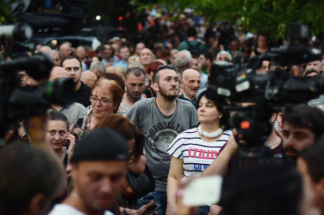 Участники акции протеста в Тбилиси, 9 июля 2019 года