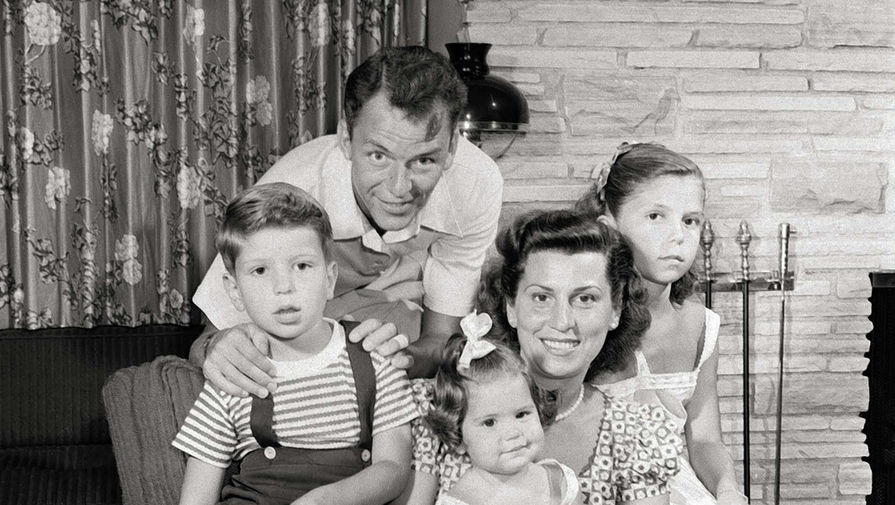 Фрэнк Синатра с&nbsp;семьей (Нэнси&nbsp;- крайняя справа) 