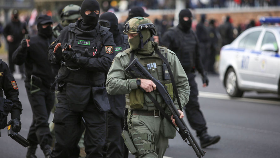 Сотрудники силовых структур во время акции протеста в Минске, 1 ноября 2020 года