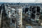 Разрушенные дома на пересечении бульвара Шевченко и улицы Куприна в Мариуполе, март 2022 года